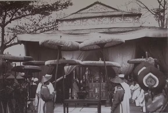 Cúng bái trên đường đi.