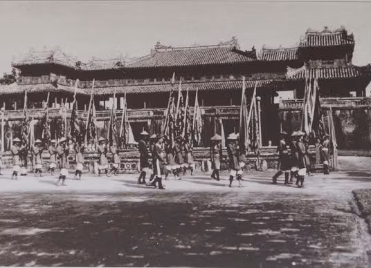 Đoàn Ngự Đạo đi qua Ngọ Môn.