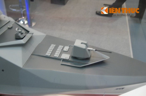 Mô hình tàu Sigma 9814 của Việt Nam với tên lửa MICA sau pháo chính 76mm.