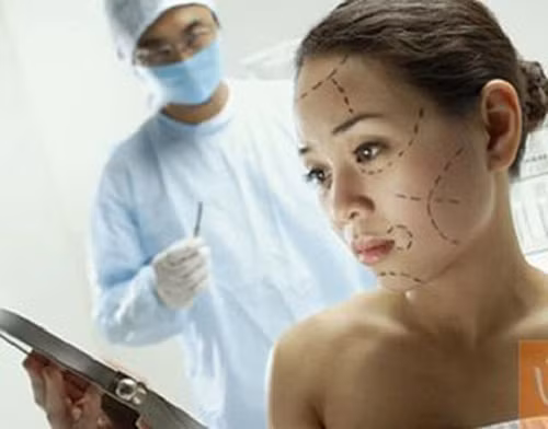 Quá trình phẫu thuật bao gồm rất nhiều bước, trong đó bước quan trọng nhất và cũng là bước dễ gặp nguy hiểm nhất chính là bóc tách các phần trên khuôn mặt và can thiệp trực tiếp vào xương. Khả năng gặp các biến chứng trên gương mặt khi thực hiện phẫu thuật gọt mặt là rất cao