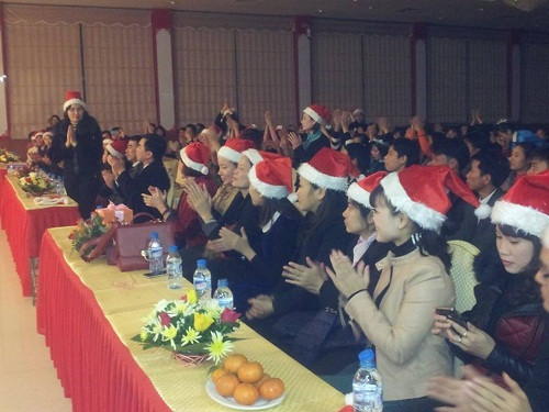 Hội trường chật kín khán giả