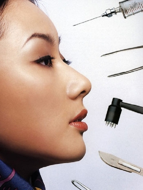 Nâng mũi: Mũi là trung tâm của khuôn mặt. Việc chỉnh sửa hình dạng mũi ảnh hưởng rất lớn đến sắc diện chung của một người. Ảnh hưởng đó có thể là tốt, nhưng cũng có thể sẽ huỷ hoại toàn bộ khuôn mặt.