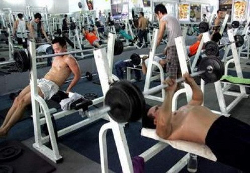 Không ít người chọn các phòng gym để rèn sức khoẻ khi đông về.