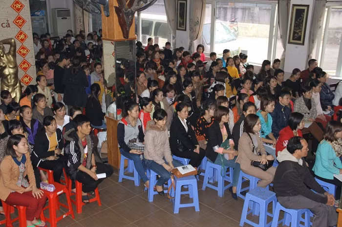 Cán bộ công nhân viên tại Hương Sen tham gia lớp học với tinh thần rất nghiêm túc