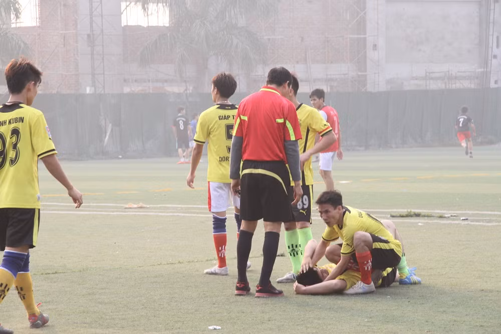 Va chạm giữa các cầu thủ trên sân là không tránh khỏi.