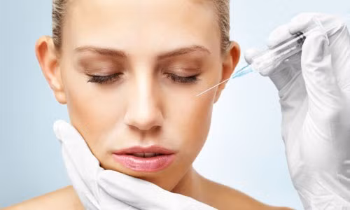 Tuy nhiên, bên cạnh tác dụng làm đẹp trước mắt, phẫu thuật bơm mặt cũng kéo theo rất nhiều tác dụng phụ cùng những di chứng nguy hiểm cho cơ thể. Bởi các hóa chất khi bơm vào mặt có thể làm cho các búi cơ tê liệt, khiến cho việc thể hiện cảm xúc không còn linh hoạt như trước.