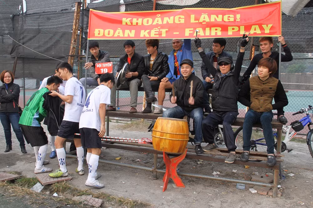 Cổ động viên chuẩn bị kỹ càng từ băng zôn, khẩu hiệu, chống chiêng, để cổ vũ cho đội bóng của cơ sở mình.