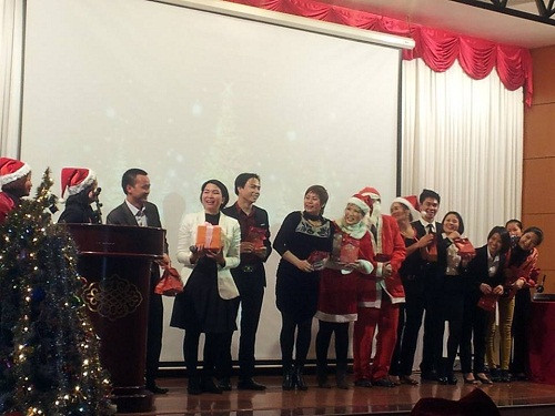 Giám đốc Điều hành Hương Sen 5 (áo trắng), nhận quà do Tổng giám đốc Hương Sen, bà Phạm Thị Hoà trao tặng