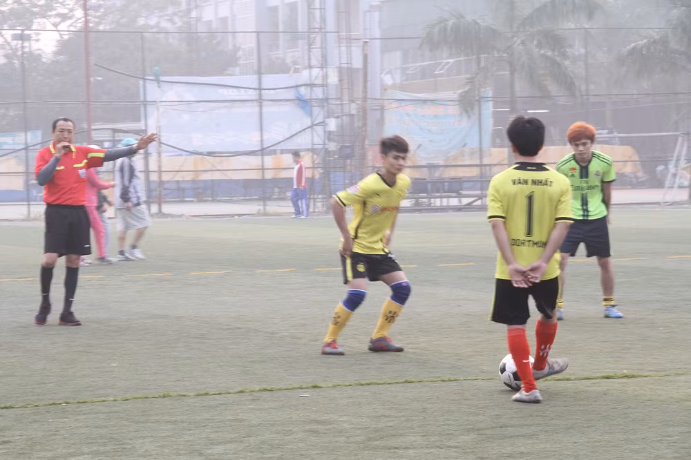 Trận đấu được diễn ra dưới sự cổ vũ của rất nhiều cổ động viên.