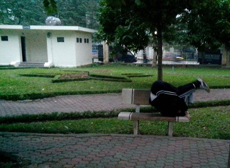 Ngoài hầm đường bộ, rất nhiều người, dù trời lạnh nhưng vẫn đến những địa điểm tập thể dục quen thuộc - đó là các công viên.