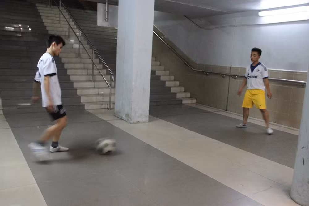 Rất nhiều bạn trẻ tận dụng không gian dưới hầm làm nơi đá bóng, đá cầu ...