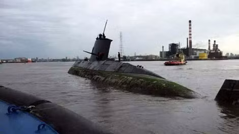 Gần như toàn bộ một bên thân tàu ngầm Santa Cruz trồi ra khỏi mặt nước.