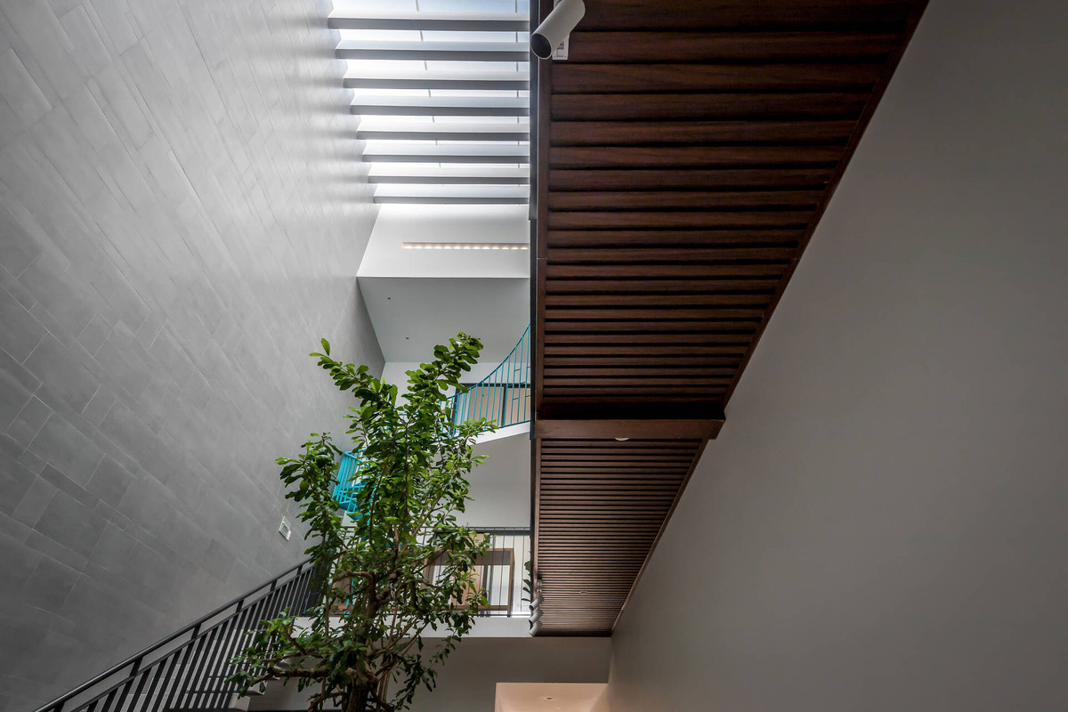 Với chiều dài gấp hơn 10 lần chiều rộng, việc phân chia không gian sao cho hợp lý, đáp ứng đủ số lượng phòng ngủ, nhưng vẫn đảm bảo ánh sáng, sự thông thoáng là vấn đề mà kiến trúc sư Nguyễn Kava cùng cộng sự hết sức chú trọng.