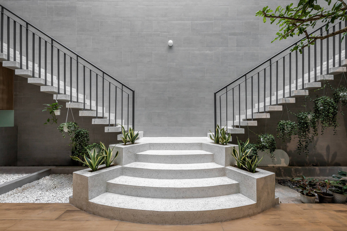 Khoảng sân trong này mang đến ánh sáng, không khí, điều hòa nhiệt độ, tạo cảm giác gần gũi với thiên nhiên, có lợi cho sức khỏe, nhất là người già và trẻ nhỏ.