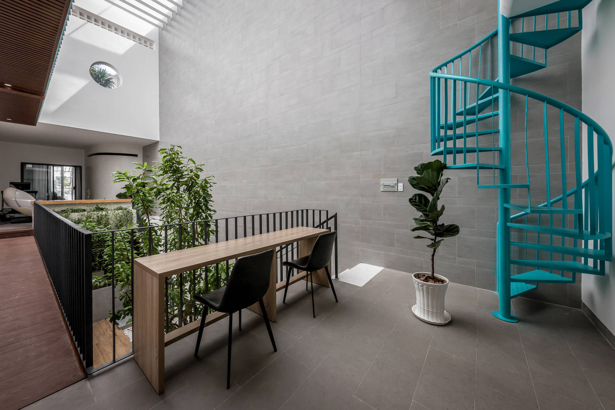 Cầu thang từ tầng trệt lên được chia thành hai hướng di chuyển khác nhau ở hai khối nhà cũng tạo ra sự riêng tư. Cách phân chia này phục vụ sự di chuyển theo nhu cầu khác nhau của các thành viên.