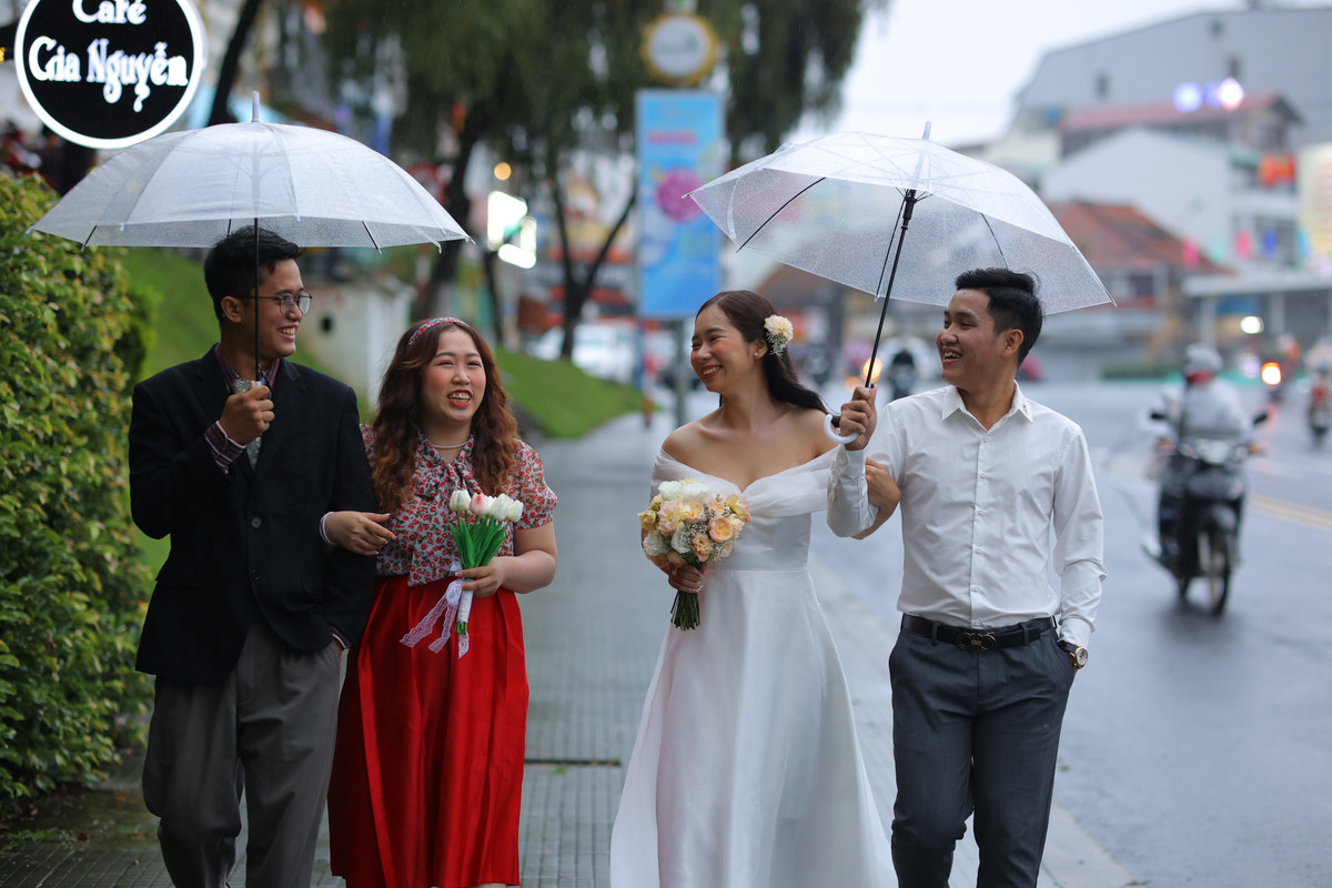 Doi ban than 15 nam cung len Da Lat chup anh cuoi