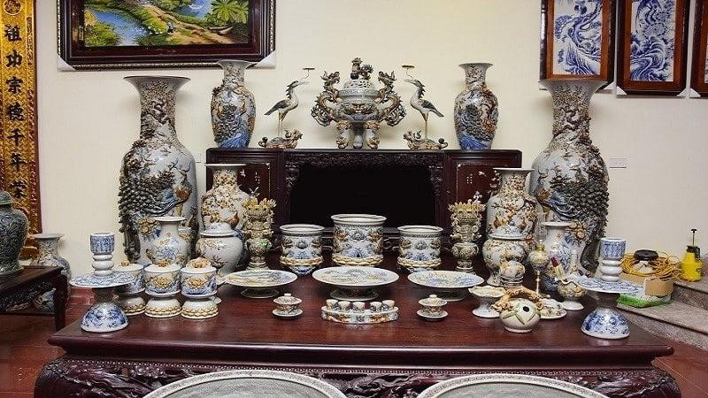 Ý nghĩa với 5 ly trên kỷ nước thờ: Đại diện tổ tiên, bà cô ông mạnh được đặt hai bên, 3 ly ở giữa là sự thành tâm của gia chủ đối với các vị thần linh.