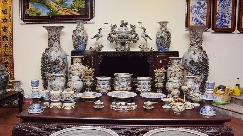 Ý nghĩa với 5 ly trên kỷ nước thờ: Đại diện tổ tiên, bà cô ông mạnh được đặt hai bên, 3 ly ở giữa là sự thành tâm của gia chủ đối với các vị thần linh.