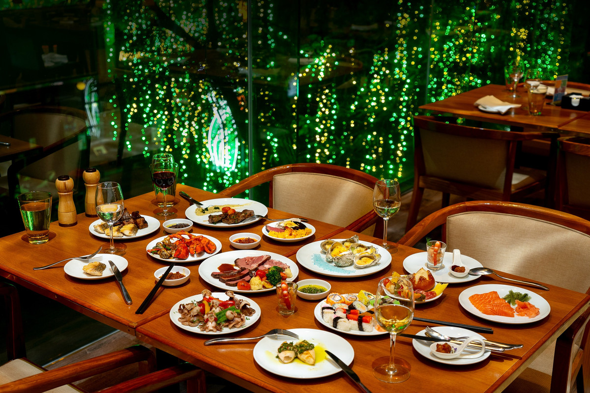 Chi chuc trieu dong tiec Halloween o khach san 5 sao b