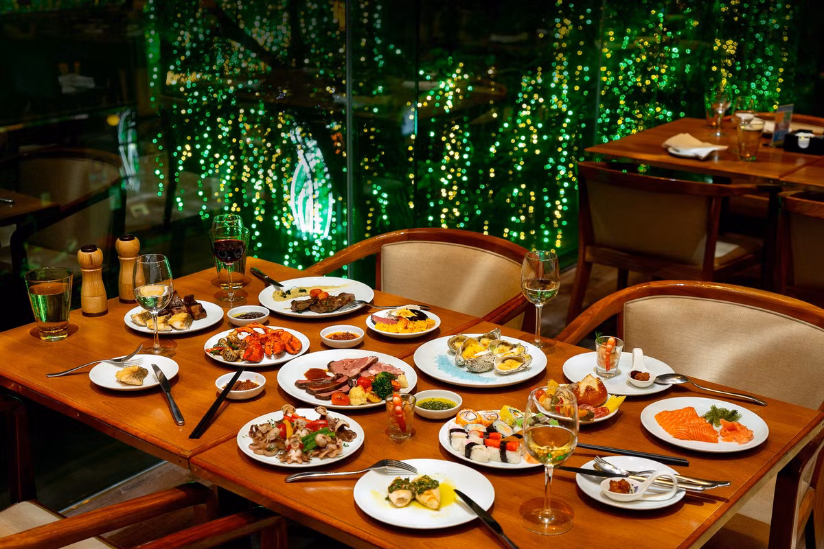 Chi chuc trieu dong tiec Halloween o khach san 5 sao b