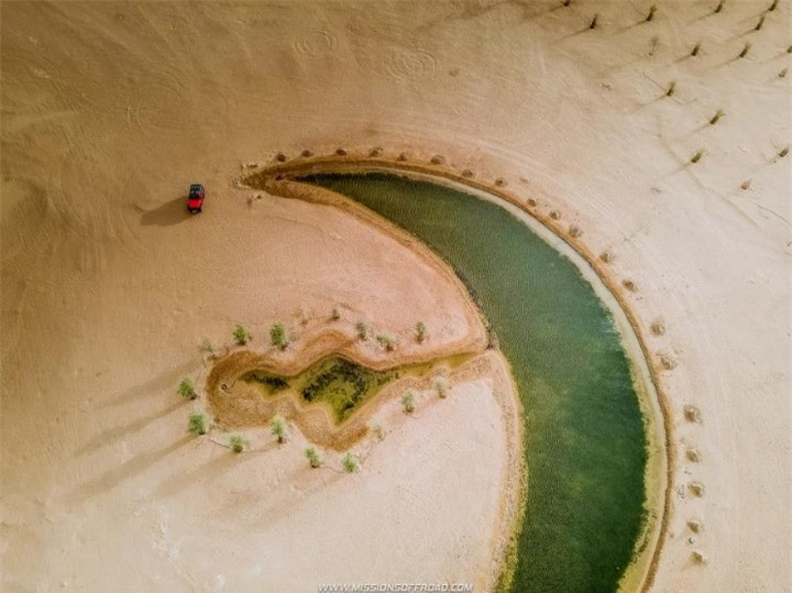 Hồ nước hình trăng khuyết lọt thỏm giữa sa mạc cằn cỗi ảnh 3