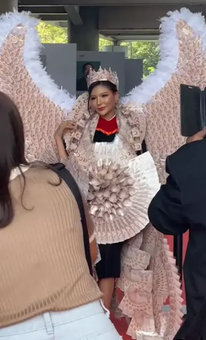 Nữ sinh khoác cánh thiên thần tiền giấy trị giá 1,3 tỷ - Hình 3 Nu sinh khoac canh thien than tien giay tri gia 1,3 ty-Hinh-3