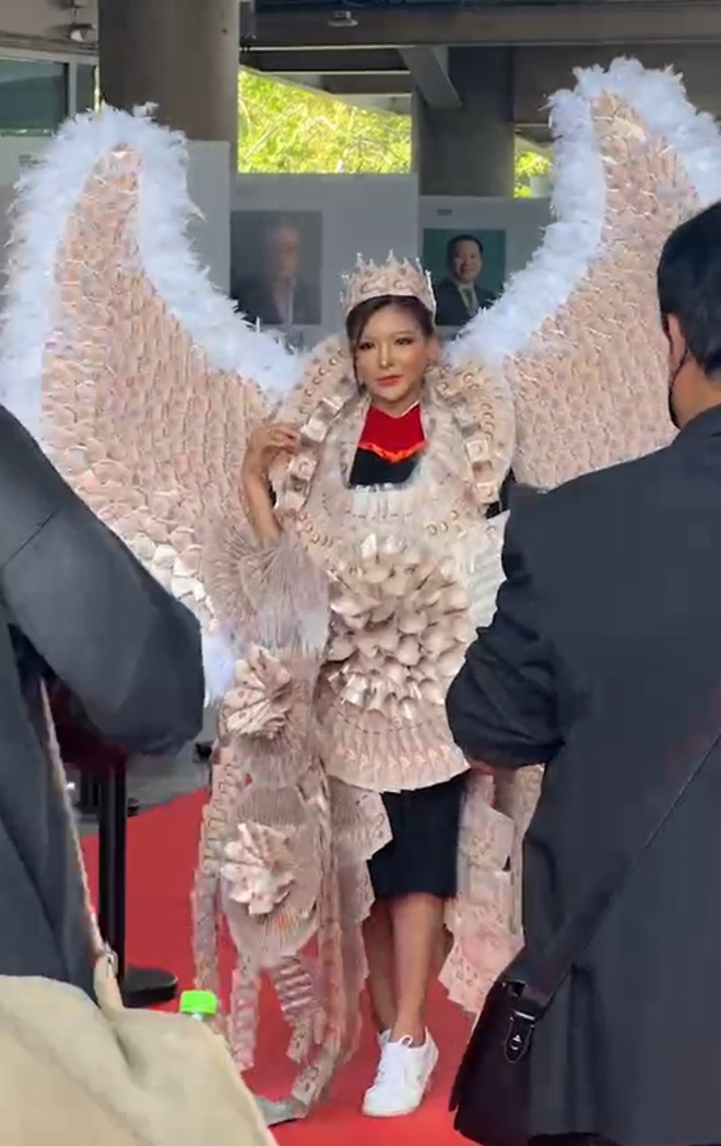 Nữ sinh khoác cánh thiên thần tiền giấy trị giá 1,3 tỷ - Hình 2 Nu sinh khoac canh thien than tien giay tri gia 1,3 ty-Hinh-2