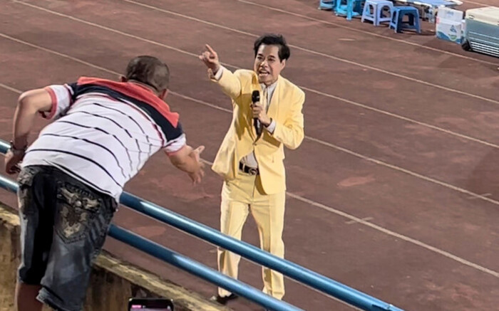 Ngọc Sơn khiến khán giả trầm trồ khi buông micro để khoe giọng - Hình 2 Ngoc Son khien khan gia tram tro khi buong micro de khoe giong-Hinh-2