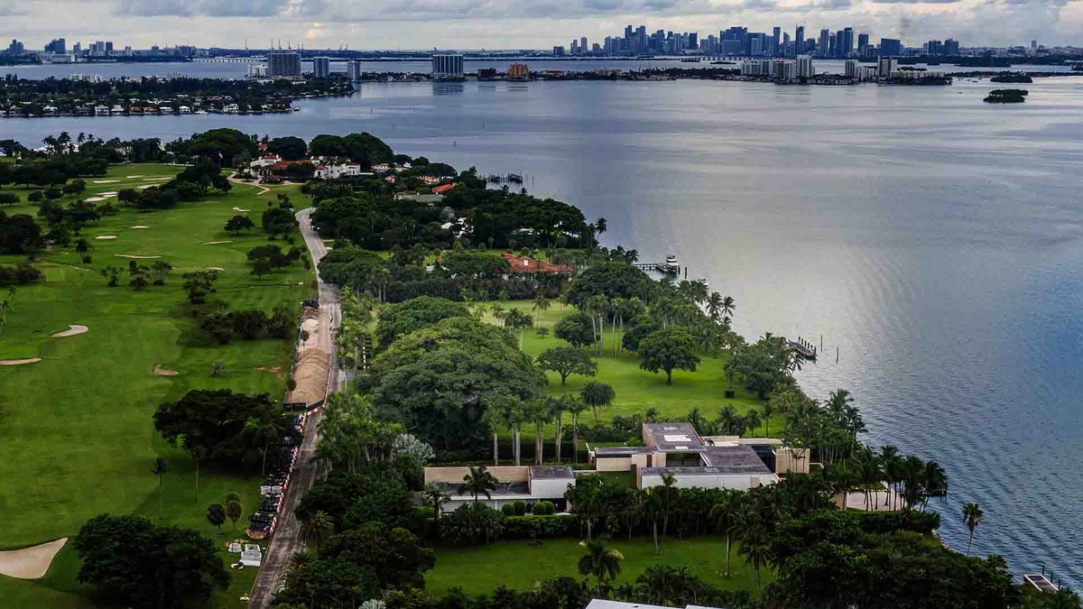 Để lên đảo, bạn cần là cư dân hoặc có trong danh sách khách mời đã được xác minh. Đồng thời, trong quá trình di chuyển trên đảo, bạn cũng không được phép ra khỏi xe, chỉ trừ ở điểm đến đã xác định. Cảnh sát thường xuyên đi lại tuần tra, trên mặt đất và ở vùng biển xung quanh. Ảnh: Insidehook.