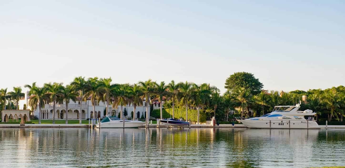 Đảo chỉ có một đường đi duy nhất, nhưng phần lớn các ngôi nhà sẽ có bến du thuyền. Sự riêng tư tuyệt đối và an ninh bảo mật của nơi này chính là điểm thu hút rất lớn với giới nhà giàu. Ảnh: Luxuryhouse.