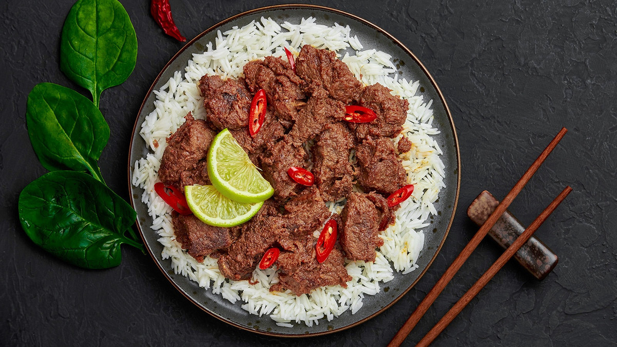Beef rendang (Indonesia và Malaysia): Thịt bò được hầm với nước dừa cùng hỗn hợp từ lá chanh kaffir, hoa hồi, sả, tỏi, nghệ, gừng và ớt trong vài giờ đến khi thịt mềm, ngấm gia vị. Món ăn thường được phục vụ trong các sự kiện, lễ hội. Ảnh: Andrei Kravtsov/Getty Images.