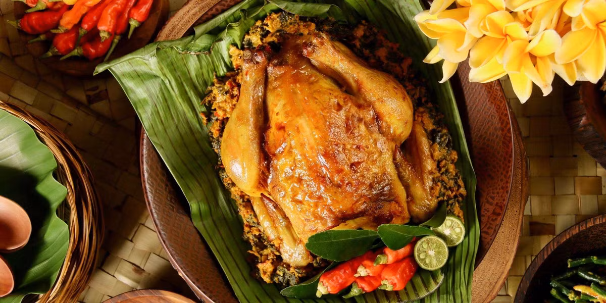Ayam betutu (Indonesia): Gà nguyên con đặc trưng ở Bali và Lombok (Indonesia). Hỗn hợp gia vị được dùng thường có hành tím, tỏi, nghệ, gừng, riềng, ớt, đậu phộng, sốt tôm... và được nghiền mịn bằng cối, chày. Ảnh: MielPhotos2008/Getty Images.