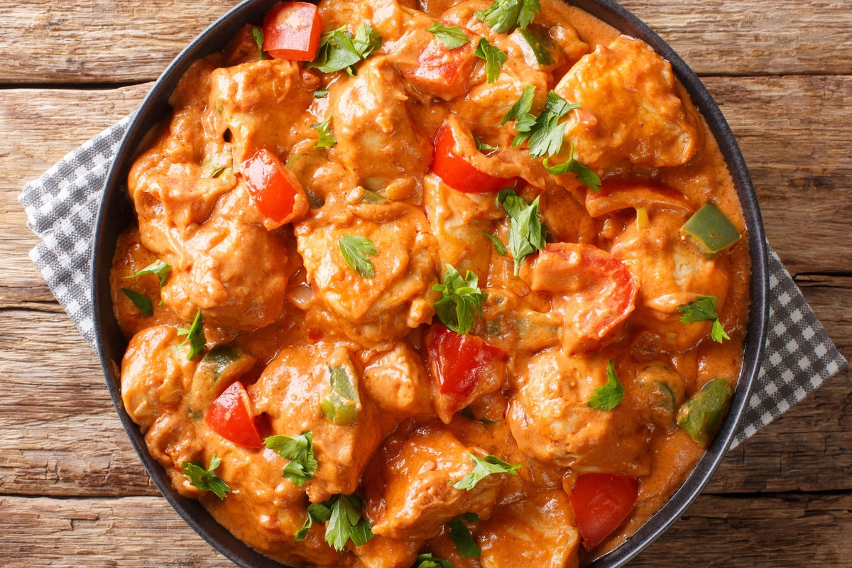 Doro wat (Ethiopia): món gà hầm cay với sự pha trộn gia vị berbere bốc lửa; Mafé (Senegal) - món hầm đậu phộng có ớt scotch bonnet, cà chua cay; Penne All'Arrabbiata (Italy) - mì ống sốt cay; súp Egusi (Nigeria), ớt Mỹ, aguachiles tôm (Mexico) hay Phaal Curry - cà ri chứa 10 loại ớt khác nhau cũng thuộc danh sách những món cay bậc nhất thế giới. Ảnh: FomaA/Adobe Stock.