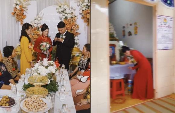 Dau long canh truoc nha dam cuoi, phia sau la le tang cha