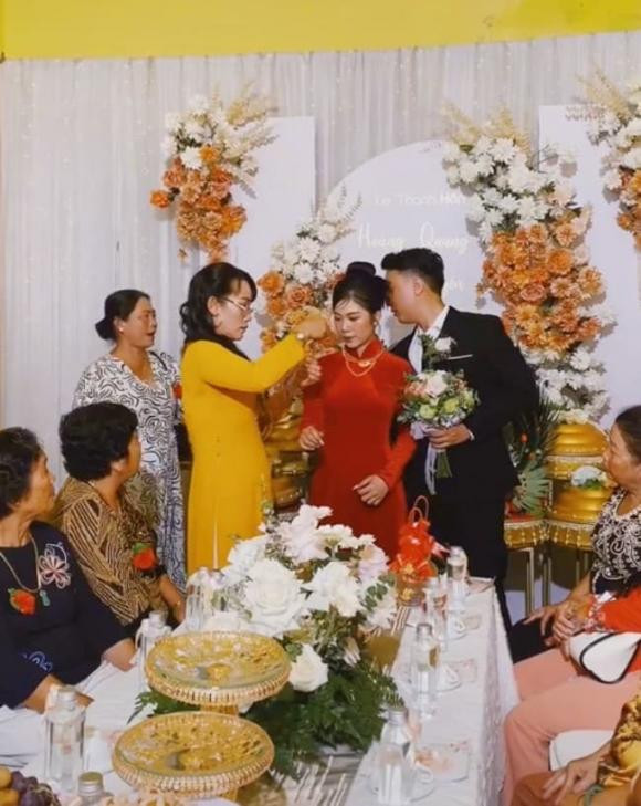 Dau long canh truoc nha dam cuoi, phia sau la le tang cha-Hinh-2