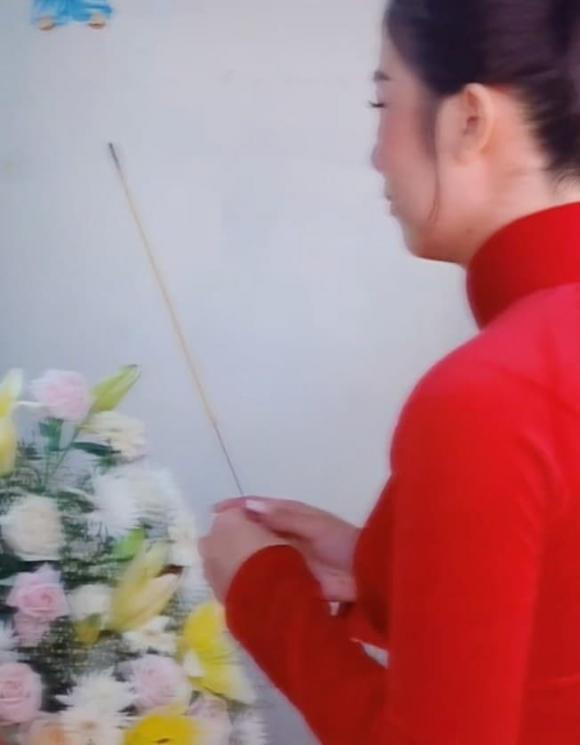 Dau long canh truoc nha dam cuoi, phia sau la le tang cha-Hinh-5