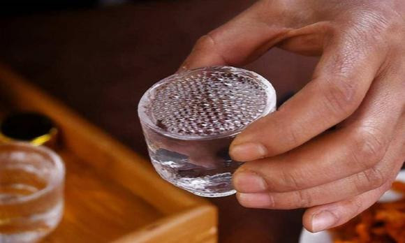 Đến tuổi trung niên, người ta đã có gia đình, vợ con, không cần phải say khướt đến khuya, nếu trong lòng có điều gì không vui, có thể tâm sự với vợ hoặc bạn bè. Đừng nhậu nhẹt suốt ngày tới đêm khuya, vừa hại thận, hại thân.