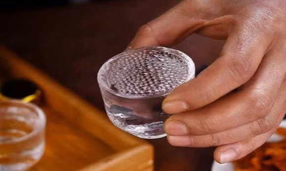 Đến tuổi trung niên, người ta đã có gia đình, vợ con, không cần phải say khướt đến khuya, nếu trong lòng có điều gì không vui, có thể tâm sự với vợ hoặc bạn bè. Đừng nhậu nhẹt suốt ngày tới đêm khuya, vừa hại thận, hại thân.