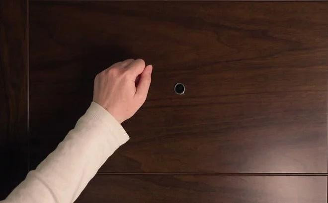 Bong dung 3 nguoi den nha choi, bao hieu 