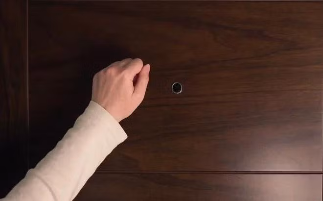 Bong dung 3 nguoi den nha choi, bao hieu 