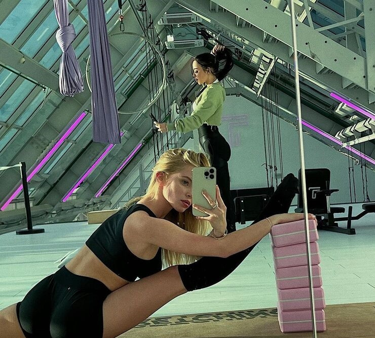 Một trong những điểm cộng cho nàng mẫu Nga là ngoại hình xinh đẹp và vóc dáng nuột nà.