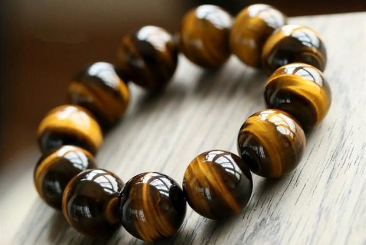 Những món đồ như vòng phong thủy, nhẫn phong thủy đều là vật tượng trưng cho của cải và tiền bạc, không những vậy, đây còn là vật thường được mang theo bên mình, nên nó cũng mang một nguồn năng lượng nhất định truyền từ chính chúng ta sang. Vì vậy nếu bạn bán chúng đi, hoặc vứt chúng đi chẳng khác nào đánh mất đi sự may mắn bình an của mình. *Thông tin chỉ mang tính tham khảo