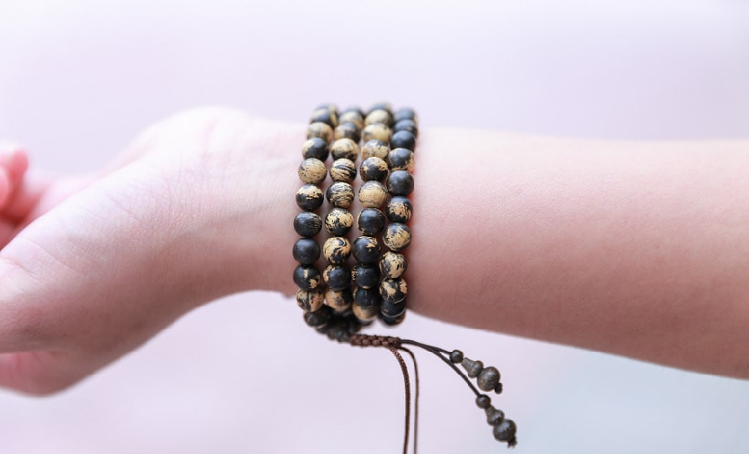 Vòng, nhẫn, dây chuyền phong thủy. Những vật hay sử dụng và đi cùng với bản thân nhất là những vật chứa đựng nhiều tình cảm nhất. Các chuyên gia trong lĩnh vực Năng lượng Trường sinh học cho rằng mỗi một đồ vật bạn sử dụng hàng ngày đều chứa đựng một nguồn năng lượng nhất định truyền từ chính bạn sang.