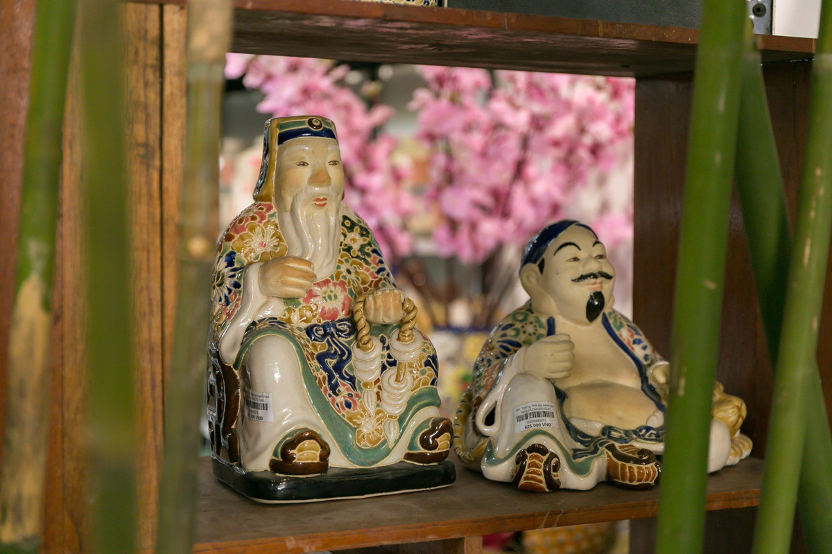 Phong thủy quan niệm Thần tài là vật không thể cho đi mà chỉ có thể giữ trong nhà mình. Đối với người nhận cũng cần lưu ý, tượng Thần tài người khác đã dùng rồi cũng không mang lại may mắn như mong đợi. 