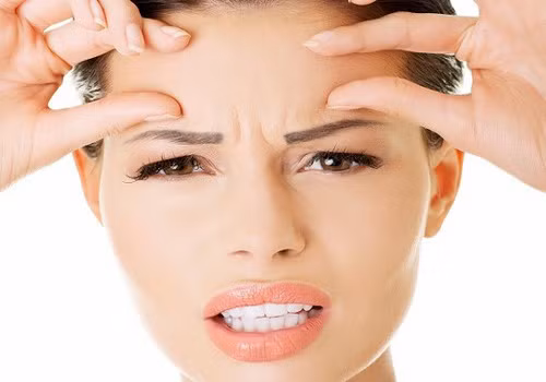 Ngoài ra, nếu như khu vực ấn đường đang sáng bừng rạng rỡ mà chuyển sang màu đen tối biểu hiện cho việc chủ nhân không có tiếng nói, thực lực lẫn uy quyền trong vận trình sự nghiệp, dù rằng họ vẫn có đủ thực lực và khả năng tương xứng với công việc.