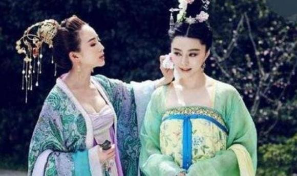 Thoi co dai phu nu ra duong muon di ve sinh thi sao?