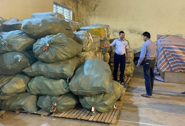 8.000 doi giay nghi gia nhan hieu Nike, Adidas ban buon qua Facebook