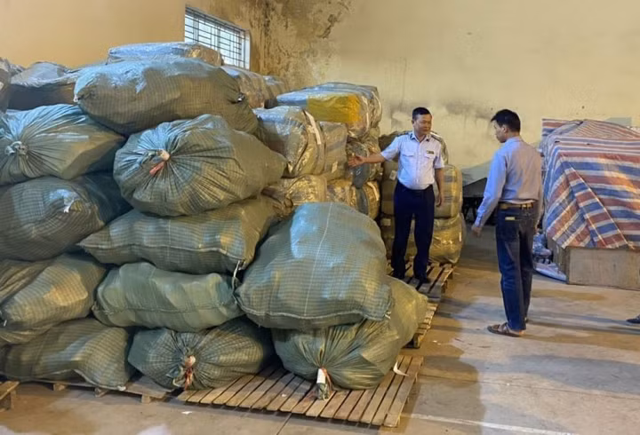 8.000 doi giay nghi gia nhan hieu Nike, Adidas ban buon qua Facebook