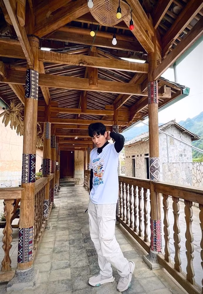 Kieu Minh Tuan toc dai, rau ram van duoc khen nhu tai tu-Hinh-14