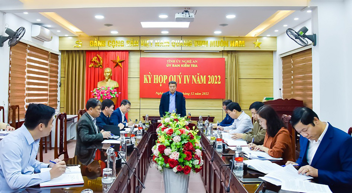 Bi thu huyen uy o Nghe An bi de nghi ky luat vi nhan dat khong qua dau gia